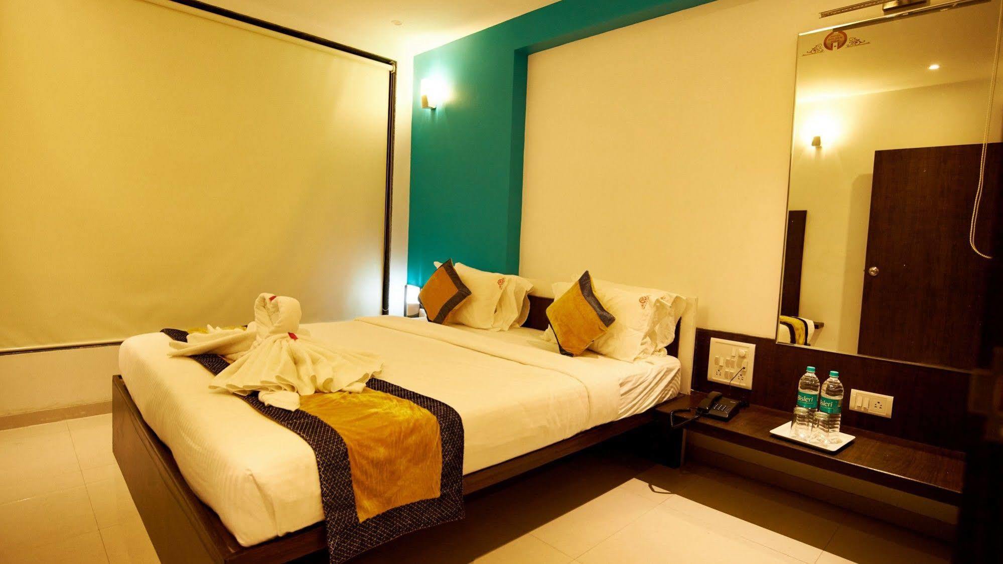 Hotel Golden View Shirdi Eksteriør billede